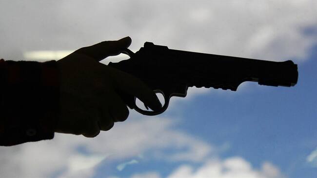 Testigos y directivas aseguran que al ver que los sujetos intentaban robarle el celular a la madre de uno de los estudiantes, otro padre de familia accionó su arma de fuego. Foto: Colprensa