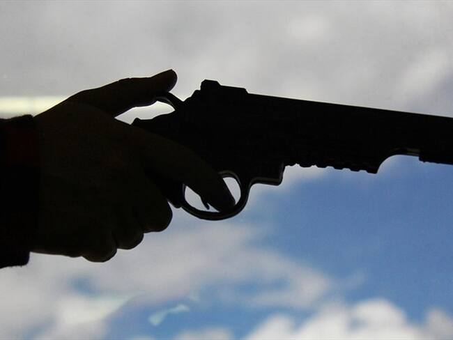 Testigos y directivas aseguran que al ver que los sujetos intentaban robarle el celular a la madre de uno de los estudiantes, otro padre de familia accionó su arma de fuego. Foto: Colprensa