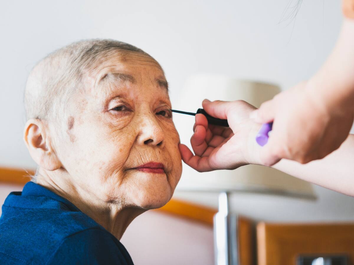 Jonathan Pregonero, el hombre que empodera a través del maquillaje a mujeres con cáncer