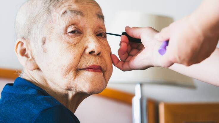 Jonathan Pregonero, el hombre que empodera a través del maquillaje a mujeres con cáncer