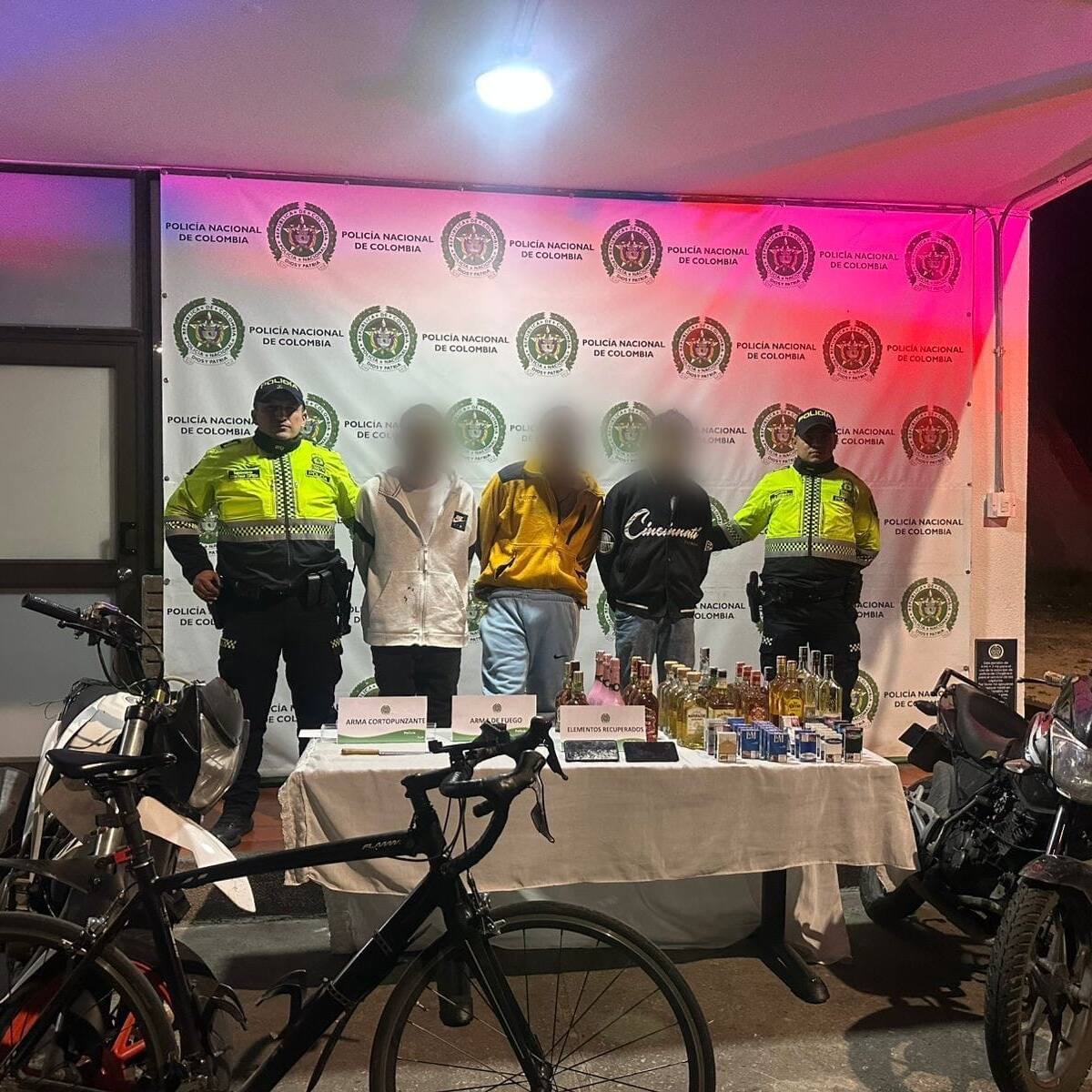 Licor y cigarrillos: el botín de ladrones, tras atraco a un establecimiento comercial en Bogotá