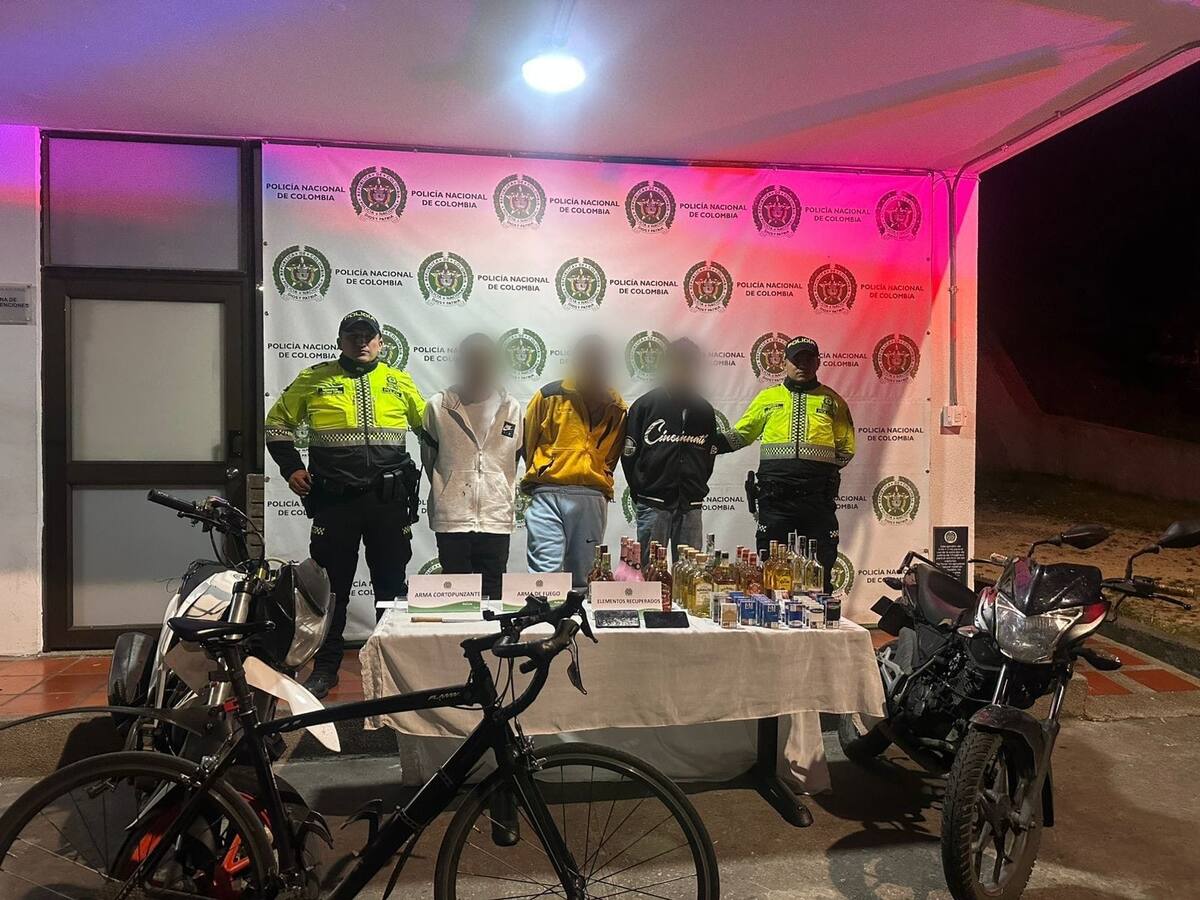 Licor y cigarrillos: el botín de ladrones, tras atraco a un establecimiento comercial en Bogotá