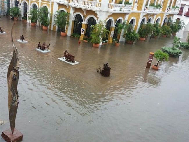 En Cartagena los niveles del agua incrementaron, generando afectaciones en algunos inmuebles de los barrios Bocagrande, El Laguito y Castillogrande. Foto: Bomberos Cartagena