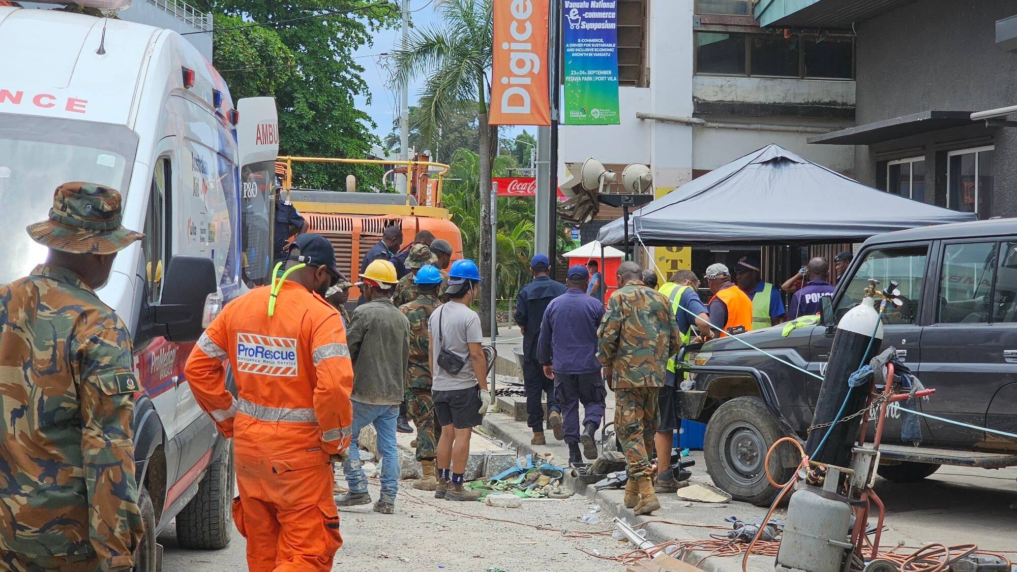 Port Vila (Vanuatu), 18/12/2024.- Una foto facilitada por la Policía de Vanuatu muestra a los equipos de rescate realizando operaciones de búsqueda y rescate tras un terremoto. EFE/EPA/Vanuatu Police Force