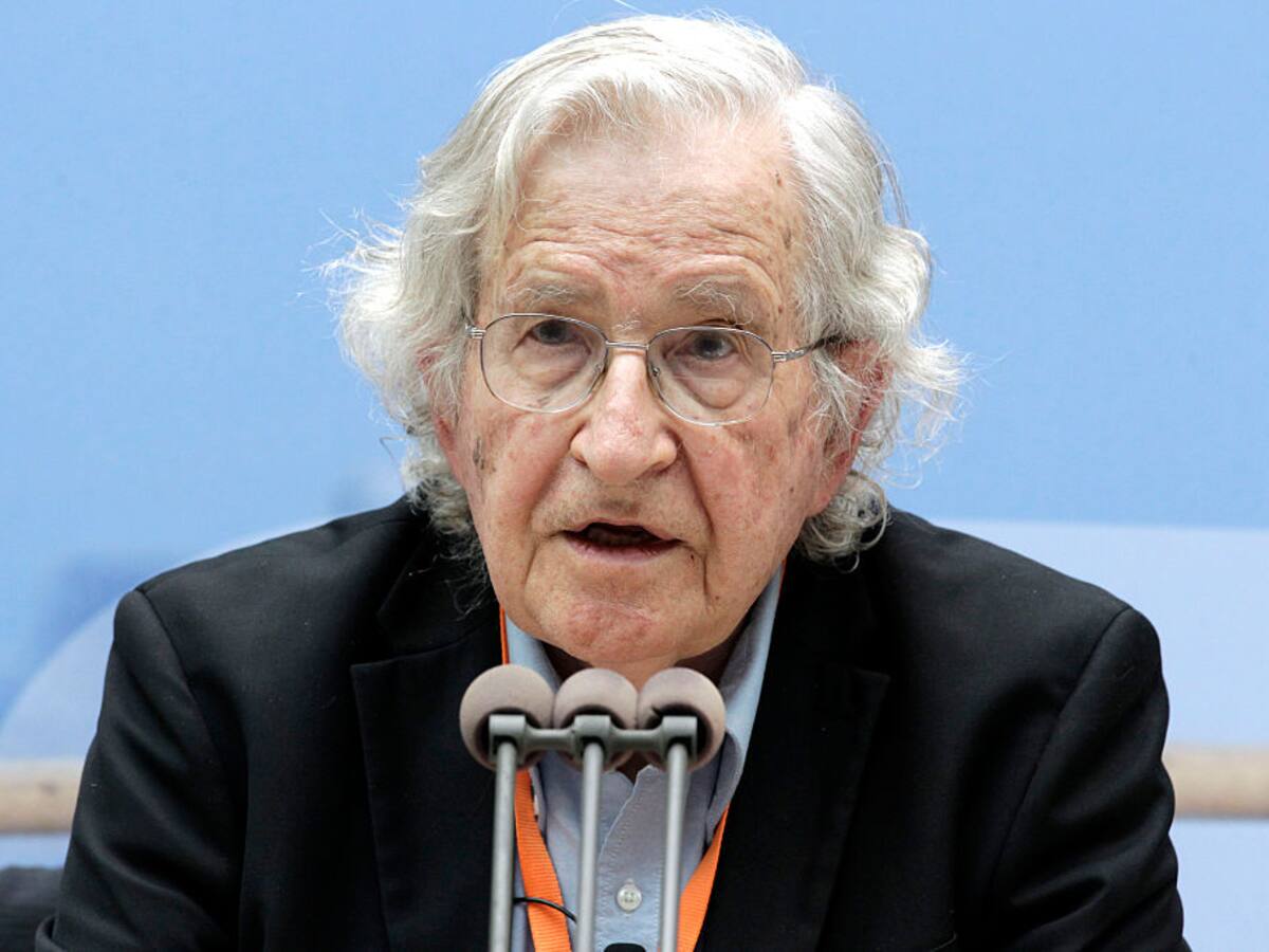 El intelectual estadounidense Noam Chomsky es dado de alta de un hospital de São Paulo