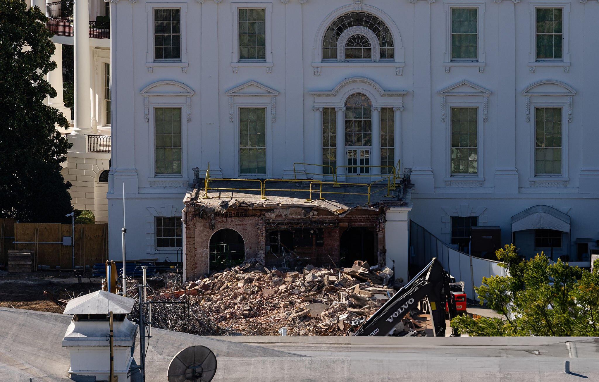 Una excavadora trabaja para retirar los escombros tras la demolición del Ala Este de la Casa Blanca el 23 de octubre de 2025 en Washington, D. C. FOTO: Eric Lee/Getty Images