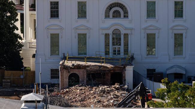 Una excavadora trabaja para retirar los escombros tras la demolición del Ala Este de la Casa Blanca el 23 de octubre de 2025 en Washington, D. C. FOTO: Eric Lee/Getty Images