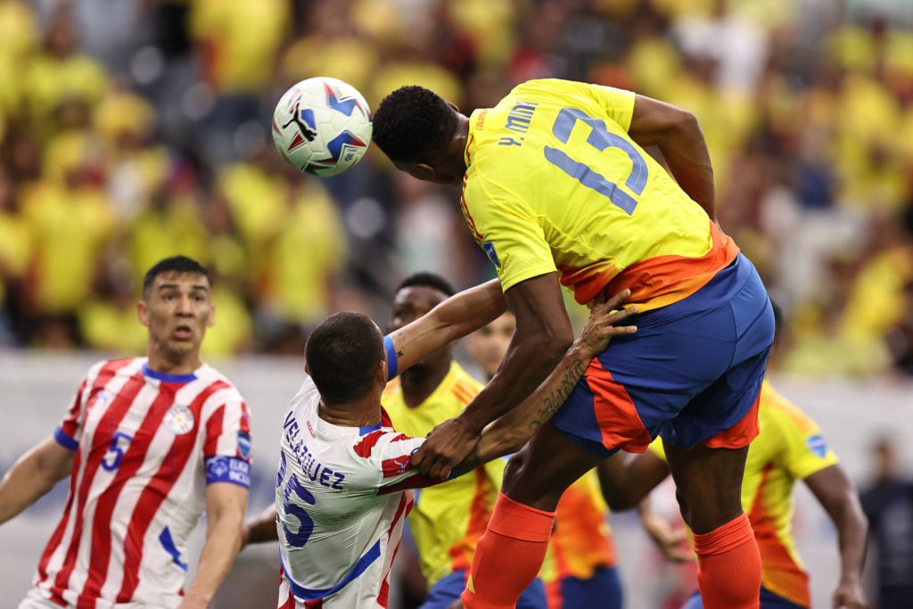 Yerry Mina y Gustavo Velázquez en el juego entre Colombia y Paraguay. (Photo by Omar Vega/Getty Images)