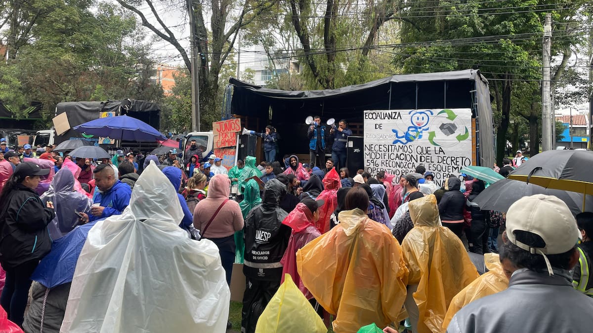 Recicladores de Bogotá exigen cambio en regulación para frenar persecución en su contra