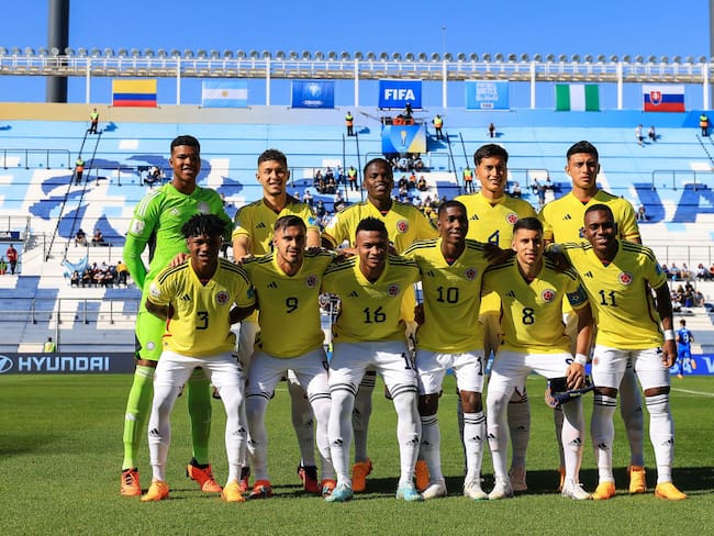 SAN JUAN, ARGENTINA - MAY 31: Players of Colombia poses for a team photo prior a FIFA U-20 World Cup Argentina 2023  Round of 16 match between Colombia and Slovakia at Estadio San Juan on May 31, 2023 in San Juan, Argentina. (Photo by Buda Mendes - FIFA/FIFA via Getty Images)