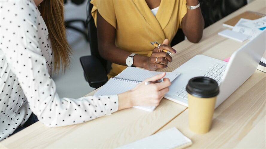 Se ampliarám las Unidades Vocacionales de Aprendizaje para que las empresas puedan certificar a sus empleados en las diferentes capacitaciones que lleguen a necesitar. Foto: Getty Images / WESTEND61