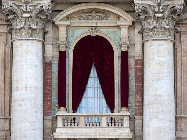 Balcón cerrado en la Basílica de San Pedro. EFE / EPA / ANGELO CARCONI