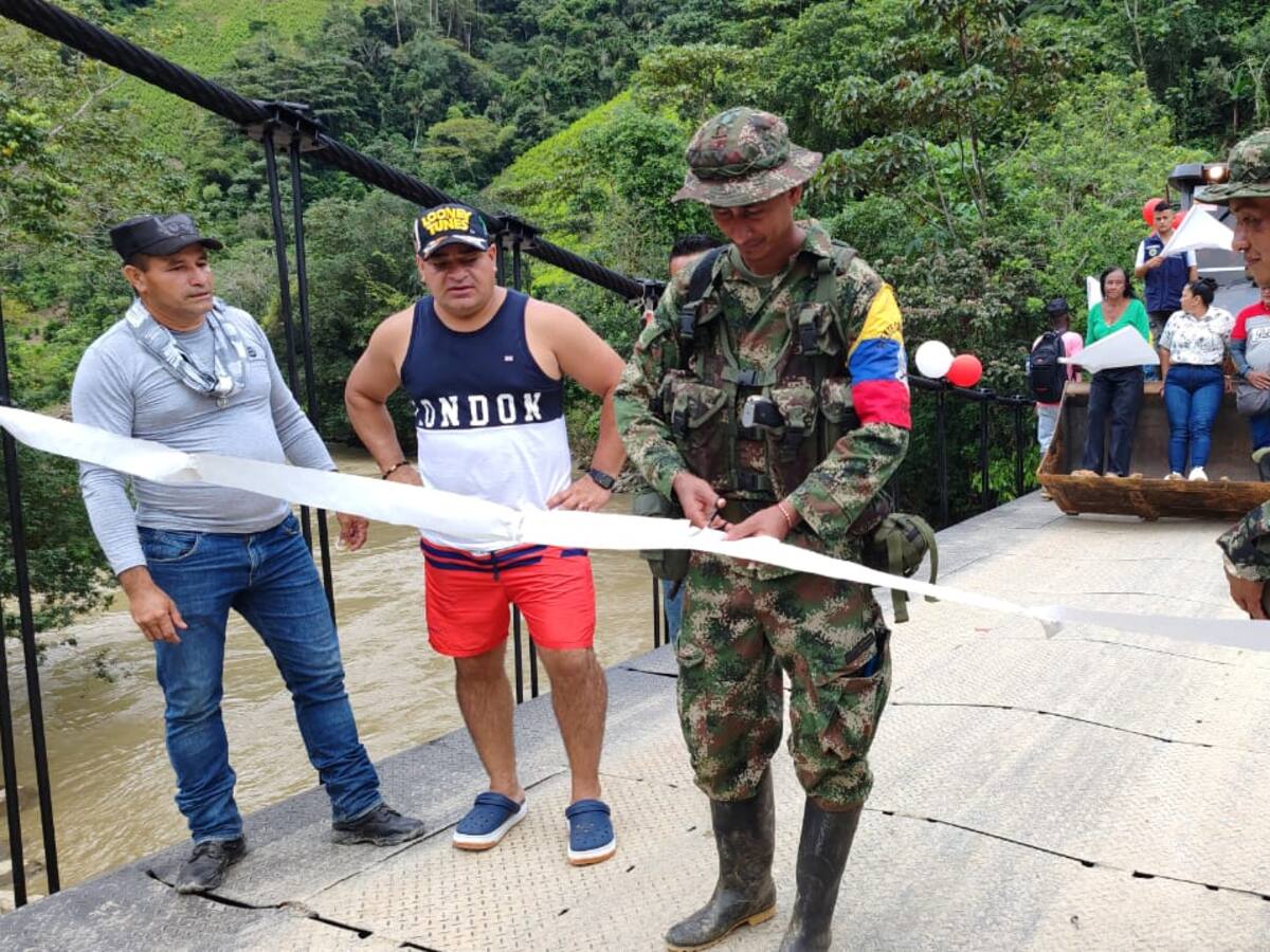 Disidencias Farc participaron en inauguración de puente vehicular en Cauca