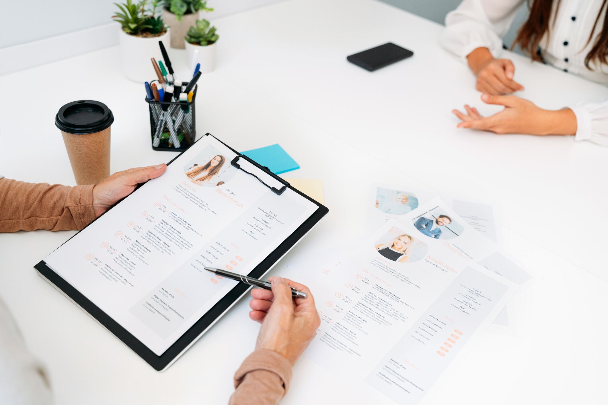 Imagen de referencia de hoja de vida. Foto: Getty Images.