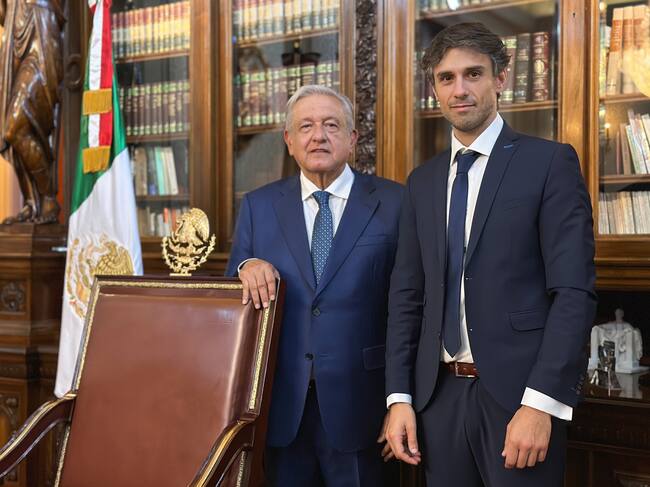 Andrés Manuel López Obrador, se reunió con uno de los abogados del expresidente Pedro Castillo. Foto: Twitter (@lopezobrador_).
