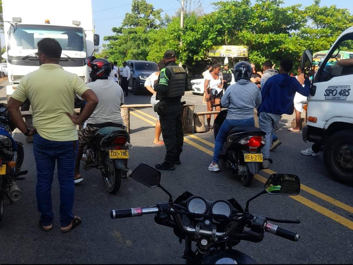 Bloqueo vía San Onofre-Cartagena: Comunidad reclama falta de docentes en sedes educativas