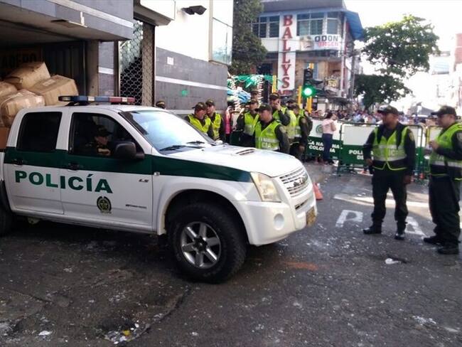 Cuando las autoridades intentaron ingresar al centro comercial, los comerciantes que se encontraban en los locales arrojaron objetos contundentes. Foto: Alejandra Rodríguez (W Radio)