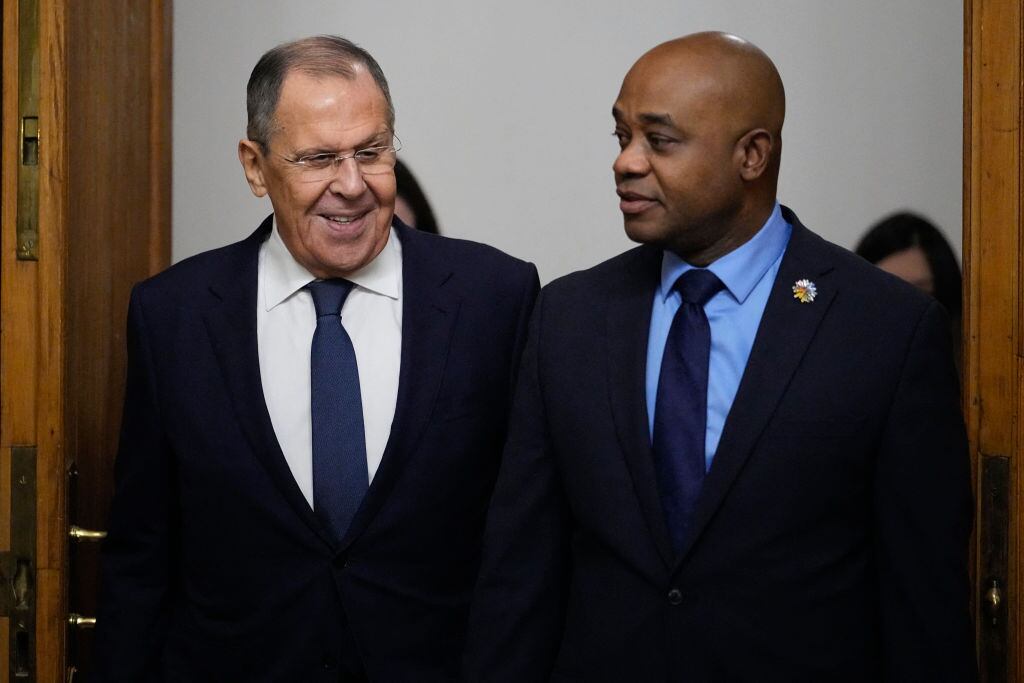 Sergei Lavrov y Luis Gilberto Murillo. I Foto: ALEXANDER ZEMLIANICHENKO/POOL/AFP via Getty Images.