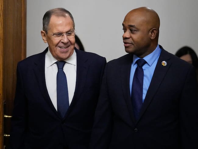 Sergei Lavrov y Luis Gilberto Murillo. I Foto: ALEXANDER ZEMLIANICHENKO/POOL/AFP via Getty Images.