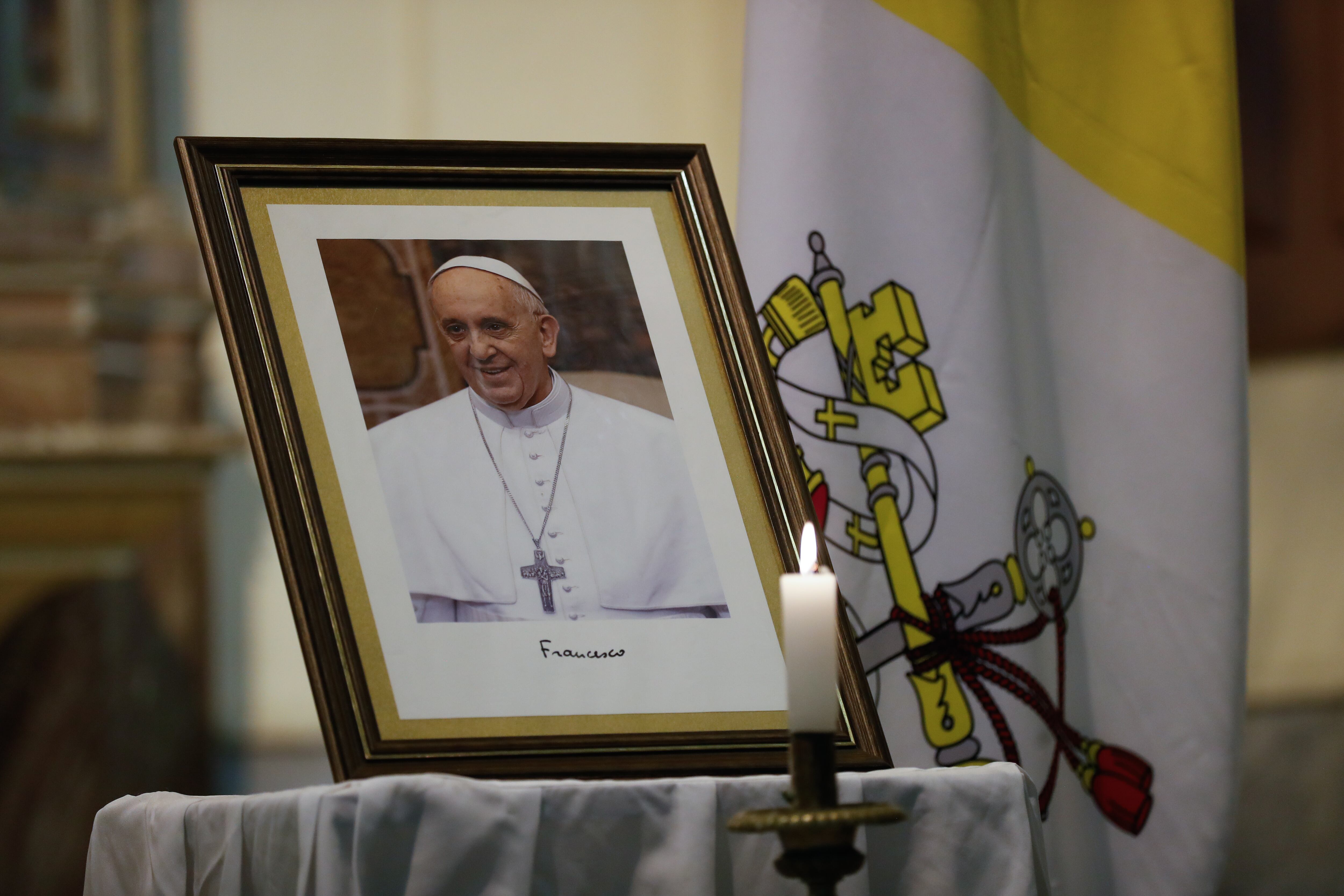 Fotografía de un retrato del papa Francisco durante un homenaje. EFE/ Juan Pablo Pino