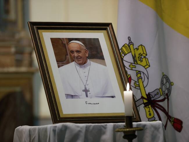 Fotografía de un retrato del papa Francisco durante un homenaje. EFE/ Juan Pablo Pino