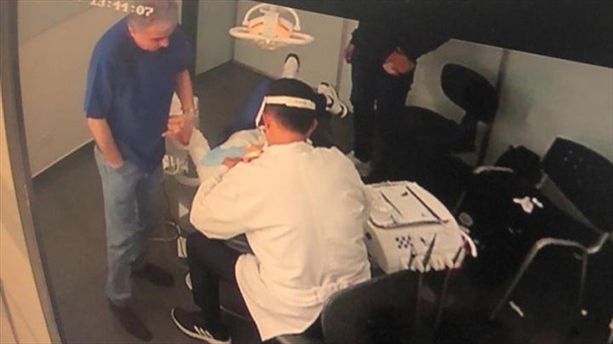 Mauricio Arango aseguró que sí tomó la mano a la excongresista y cruzó palabras con ella sobre el tratamiento, pero que no tiene nada que ver.. Foto: Cortesía