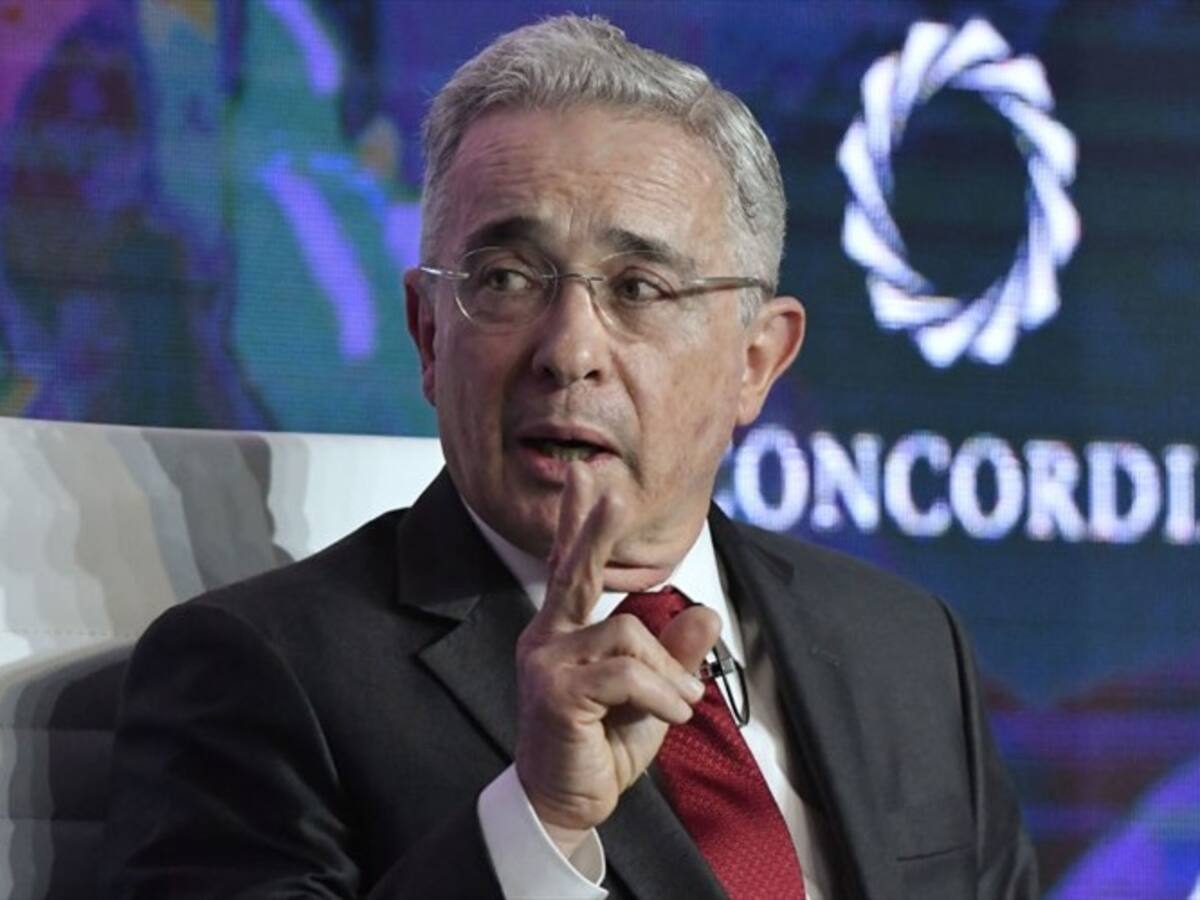 Jóvenes señalaron a Uribe de “asesino” en conferencia internacional