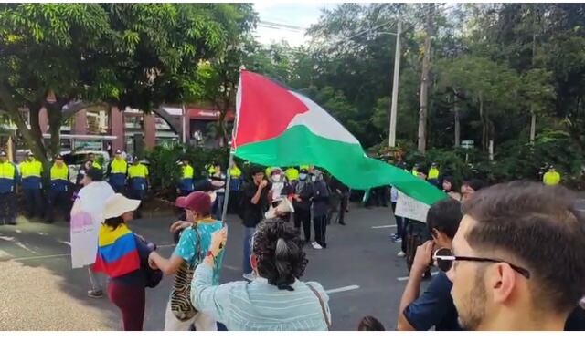 Grupo de manifestantes protesta frente a la sede de la ANDI en Medellín. Foto: W Radio.