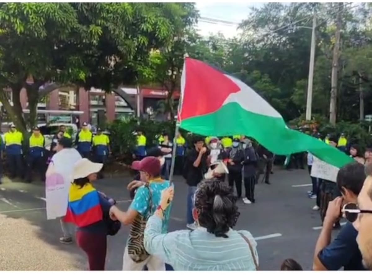 Grupo de manifestantes protestaron frente a la sede de la ANDI en Medellín