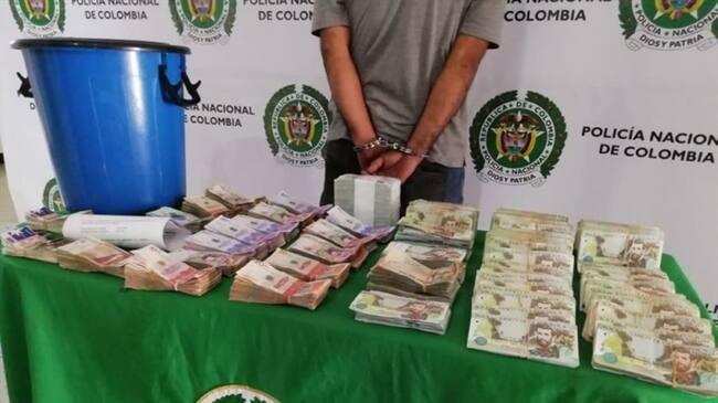 La Policía de Manizales logró capturar a una persona que habría hurtado 80 millones de pesos de un reconocido supermercado de la ciudad. Foto: Policía Manizales