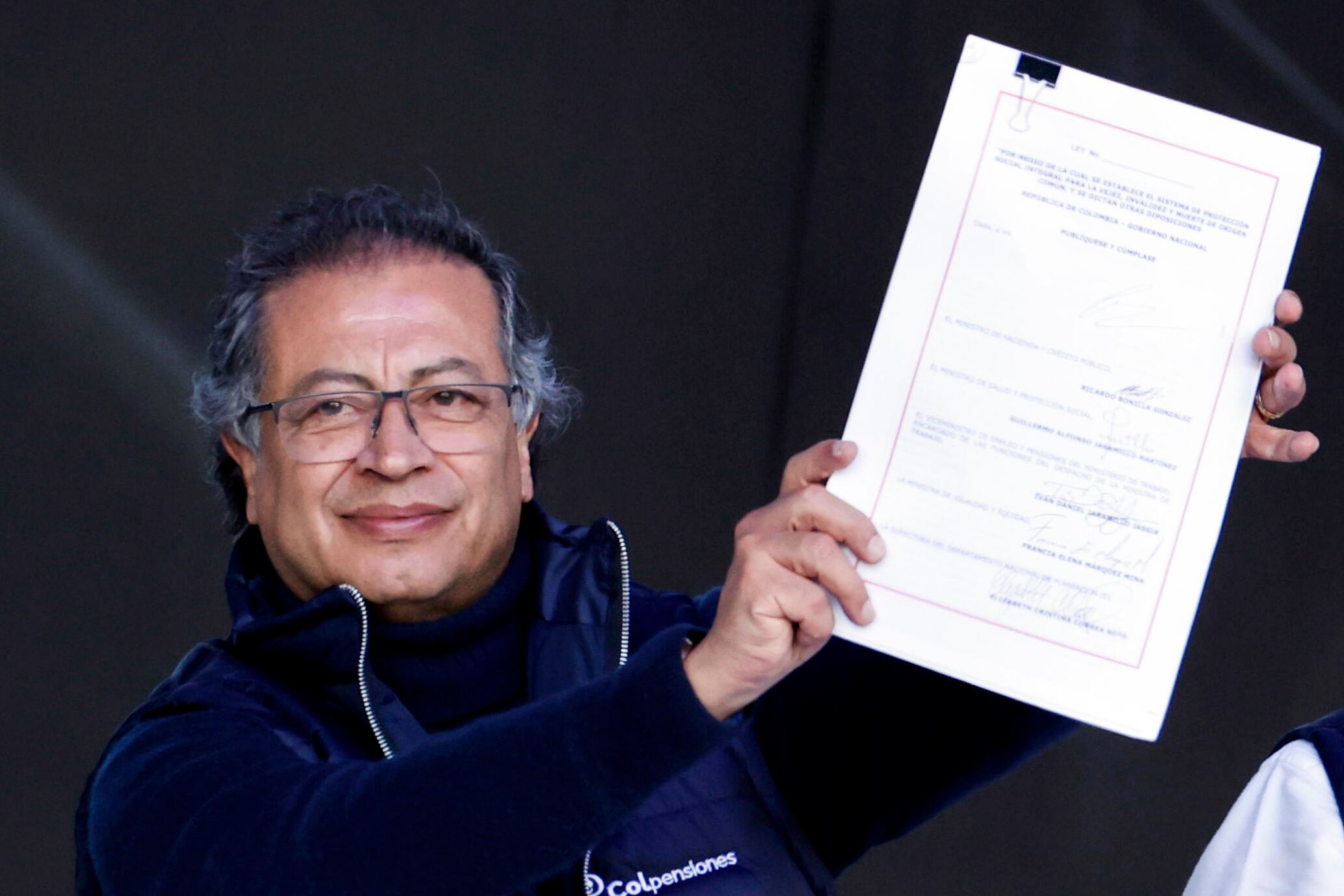 El presidente de Colombia, Gustavo Petro, presenta el documento de la reforma pensional con la firma presidencial. EFE/ Mauricio Dueñas Castañeda