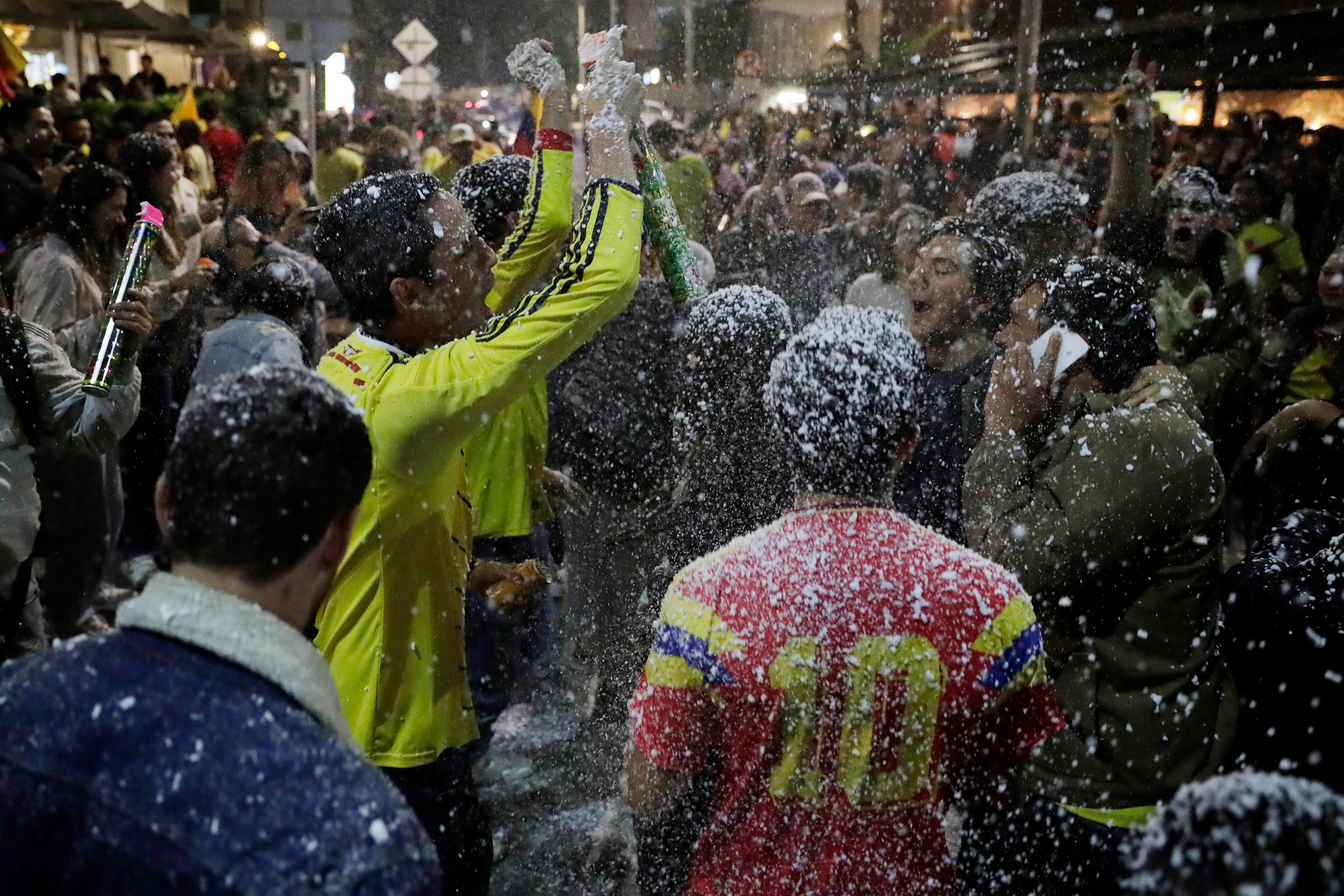 Aficionados de la selección colombiana de fútbol celebran el paso a la final de la Copa América este miércoles en la ciudad de Bogotá (Colombia). EFE / Carlos Ortega