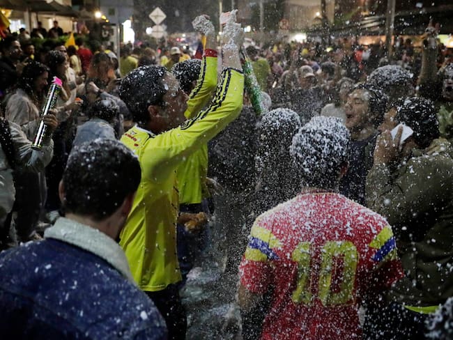 Aficionados de la selección colombiana de fútbol celebran el paso a la final de la Copa América este miércoles en la ciudad de Bogotá (Colombia). EFE / Carlos Ortega