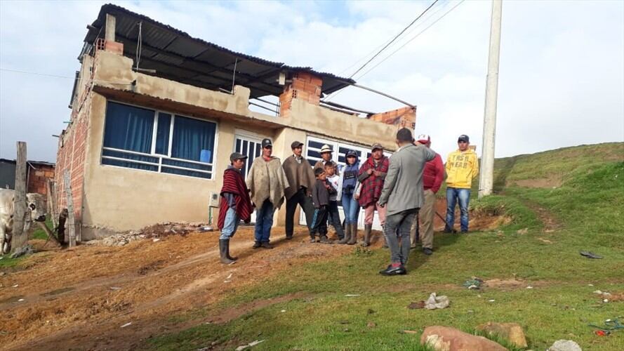 Los padres de familia reconocen la vergüenza que representa para ellos enviar a sus hijos sin bañarse a las escuelas.. Foto: La W