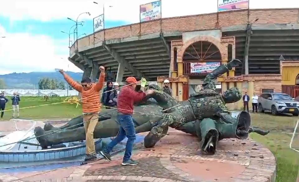 Retiran monumento en homenaje al torero colombiano César Rincón / Foto: W Radio