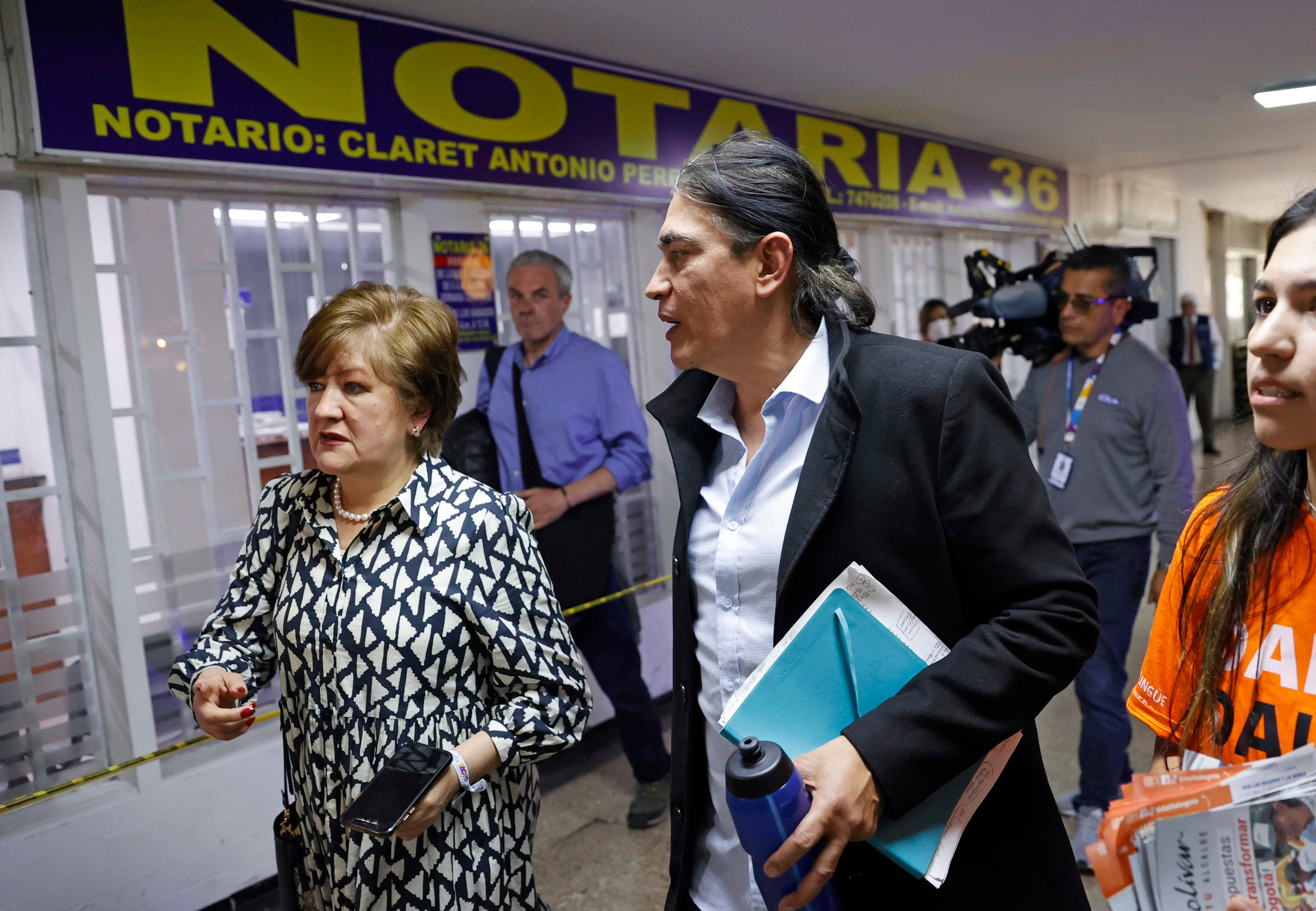 El candidato a la Alcaldía de Bogotá Gustavo Bolívar camina hoy, en la notaría 36, en Bogotá (Colombia). Bolívar llega a la Notaría número 36 del Círculo de Bogotá para firma un documento en el que se compromete a continuar con las obras del Metro de Bogotá. Foto: EFE/ Mauricio Dueñas Castañeda