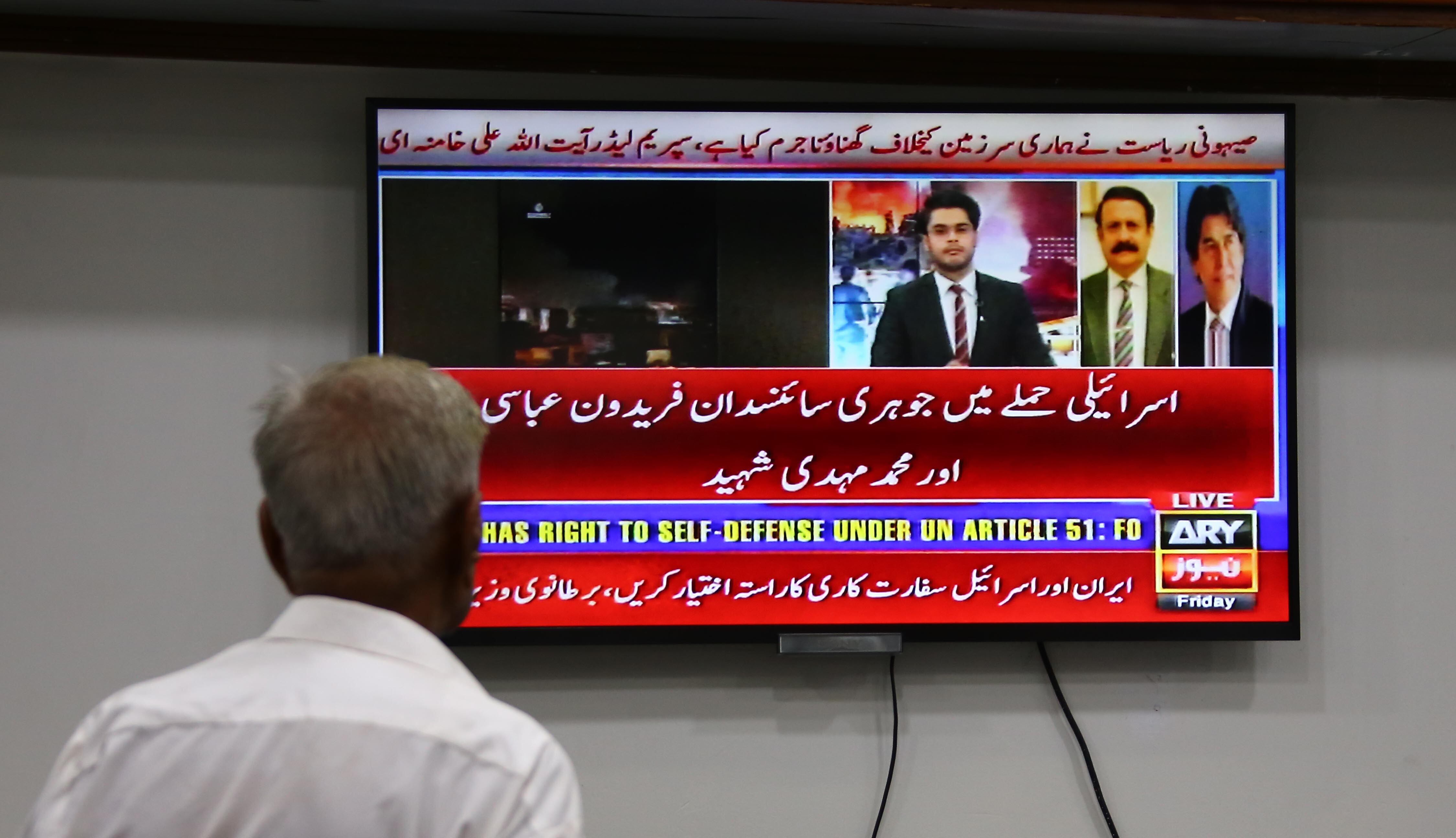 KARACHI (Pakistan), 13/06/2025.- A Pakistani trader watch a news channel telecasting report about the Israeli attacks on Iran, in Karachi, Pakistan, 13 June 2025. Pakistans KSE-100 index tumbled over 2,400 points on Friday, as rising geopolitical tensions and investor uncertainty triggered a sharp wave of selling across the market. Israel launched strikes on Iran early 13 June, killing top military figures, including Armed Forces Chiefs of Staff Mohammad Bagheri and Chief Commander of the Islamic Revolutionary Guard Corps (IRGC) Hossein Salami, both countries confirmed. The strikes were part of Operation Rising Lion, Israel's Prime Minister Netanyahu said, adding that Irans nuclear programme poses a threat to 'Israel's very survival.' EFE/EPA/REHAN KHAN
