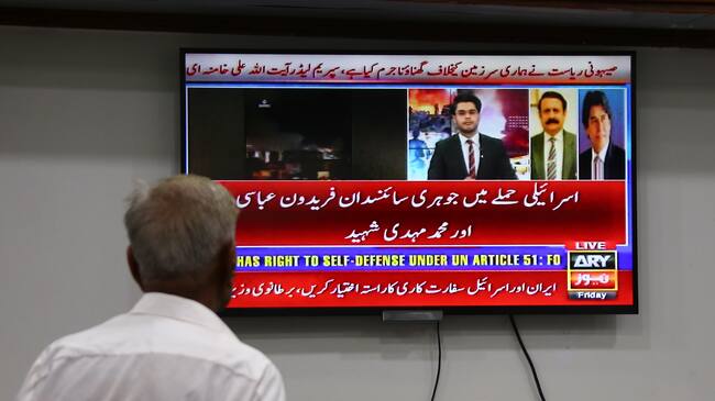 KARACHI (Pakistan), 13/06/2025.- A Pakistani trader watch a news channel telecasting report about the Israeli attacks on Iran, in Karachi, Pakistan, 13 June 2025. Pakistans KSE-100 index tumbled over 2,400 points on Friday, as rising geopolitical tensions and investor uncertainty triggered a sharp wave of selling across the market. Israel launched strikes on Iran early 13 June, killing top military figures, including Armed Forces Chiefs of Staff Mohammad Bagheri and Chief Commander of the Islamic Revolutionary Guard Corps (IRGC) Hossein Salami, both countries confirmed. The strikes were part of Operation Rising Lion, Israel's Prime Minister Netanyahu said, adding that Irans nuclear programme poses a threat to 'Israel's very survival.' EFE/EPA/REHAN KHAN