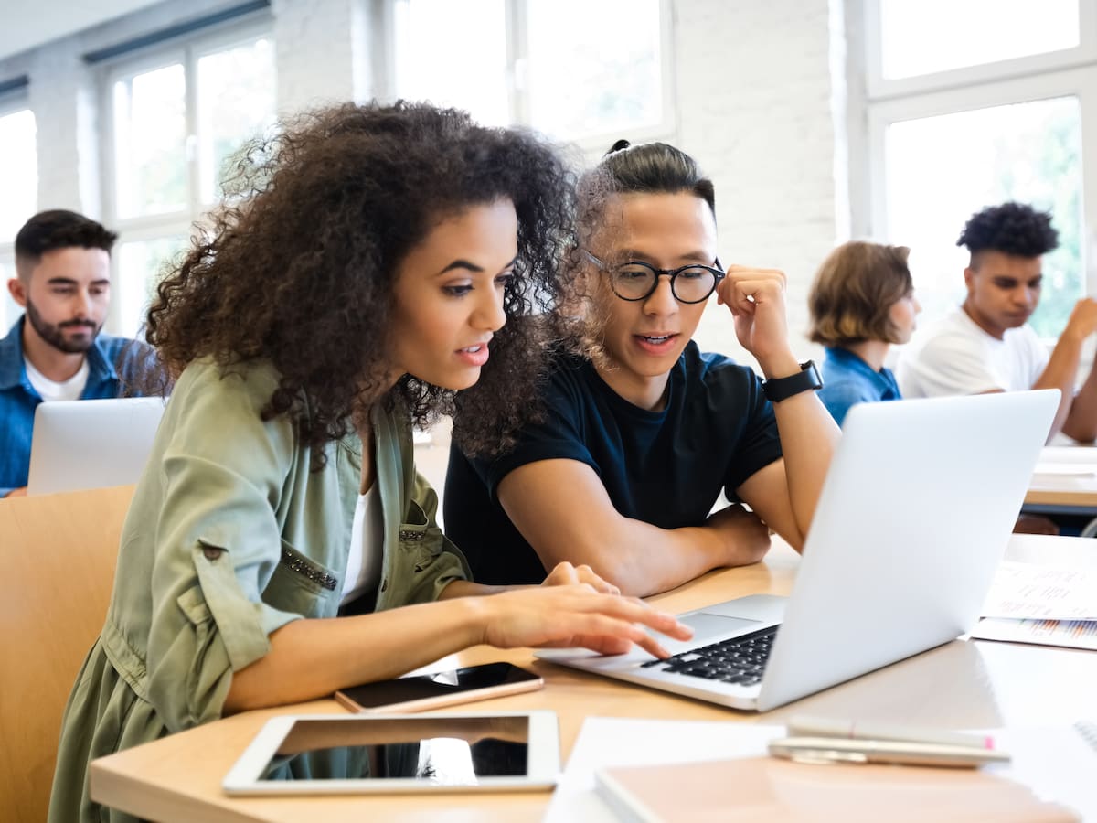 Esto deberían pagar a practicantes en 2024 con el aumento del salario mínimo