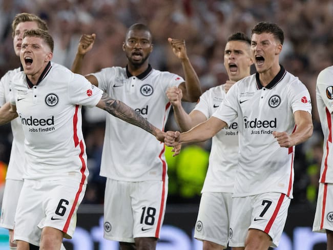 SEVILLE, SPAIN - MAY 18: Eintracht Frankfurt squad celebrate as Aaron Ramsey misses a penalty during the UEFA Europa League Final between Eintracht Frankfurt v Rangers at the Ramon Sanchez Pizjuan Stadium, on May 18, 2022, in Sevilla,  Spain. (Photo by Craig Williamson/SNS Group via Getty Images)