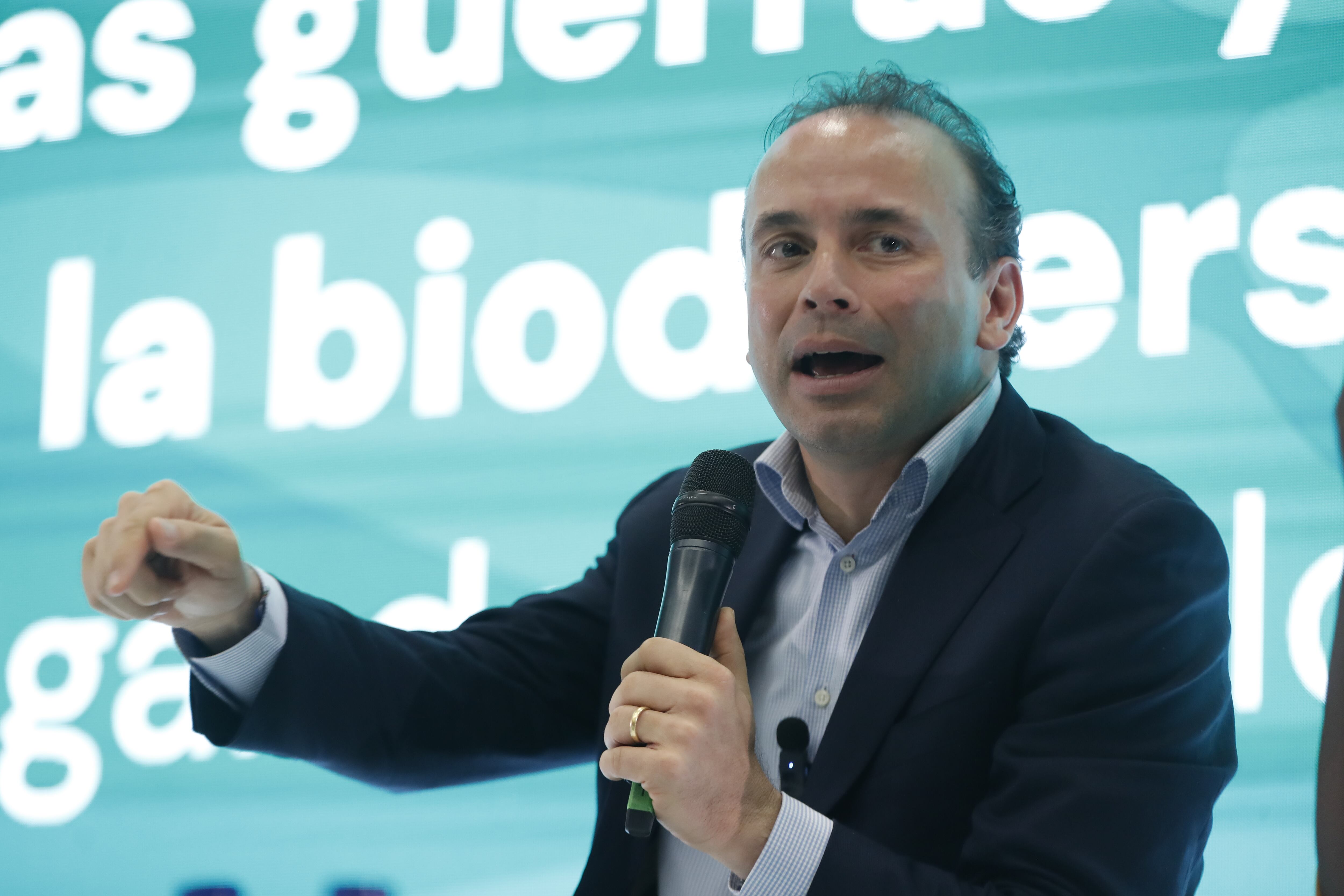 AME1071. CALI (COLOMBIA), 25/10/2024.- El alcalde de Cali, Alejandro Eder, participa en la COP16 este viernes en Cali (Colombia). Los alcaldes de tres ciudades ucranianas denunciaron este viernes en la COP16 el impacto negativo que la guerra causada por la invasión rusa ha provocado en la biodiversidad y los recursos naturales de su país. EFE/ Ernesto Guzmán