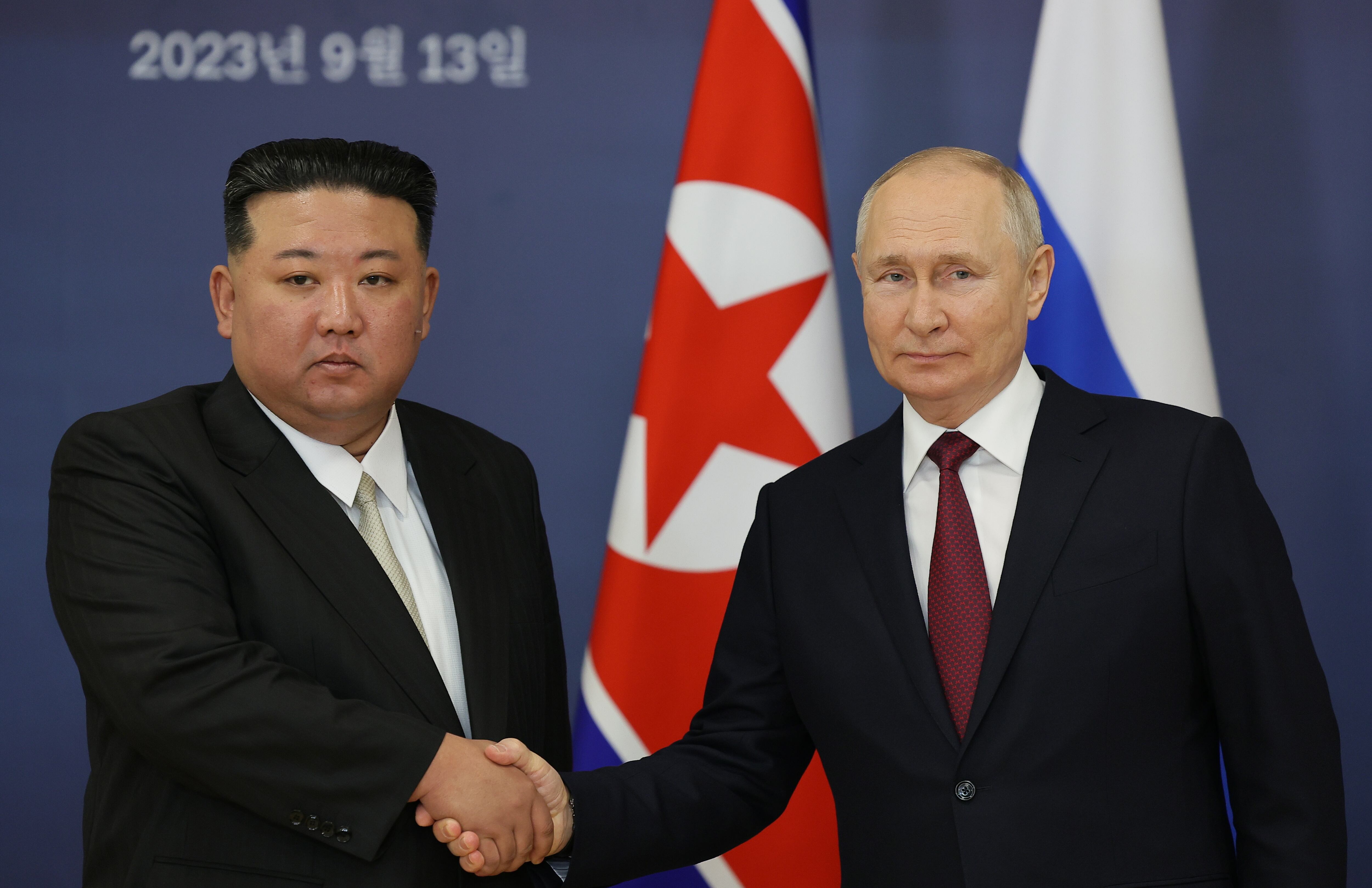 Tsiolkovsky (Russian Federation), 12/09/2023.- Russian President Vladimir Putin (R) shakes hands with North Korean leader Kim Jong Un (L) during their meeting on the Vostochny cosmodrome outside of the town of Tsiolkovsky (former Uglegorsk), some 180 km north of Blagoveschensk in Amur region, Russia, 13 September 2023. (Rusia, Roma) EFE/EPA/VLADIMIR SMIRNOV/SPUTNIK/KREMLIN POOL MANDATORY CREDIT