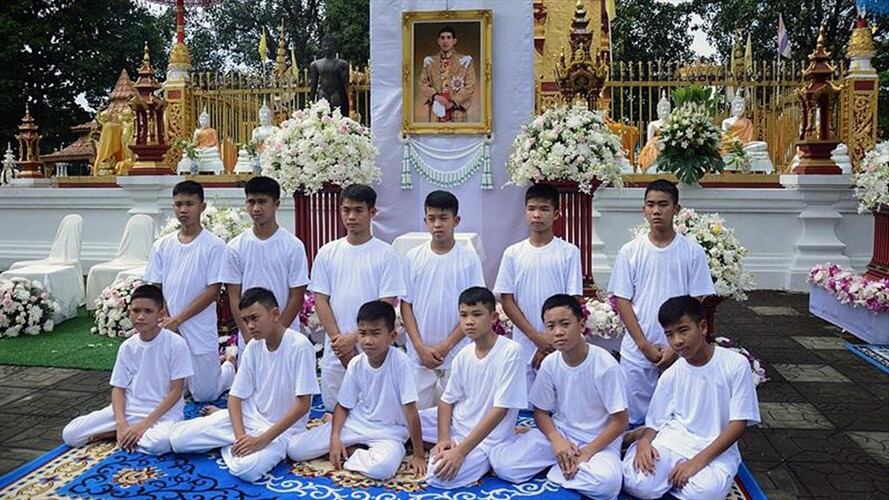 El grupo se unió a los monjes del templo Phra That Doi Wao, en la provincia de Chiang Rai, en una serie de ritos y ofrendas espirituales.. Foto: Agencia EFE
