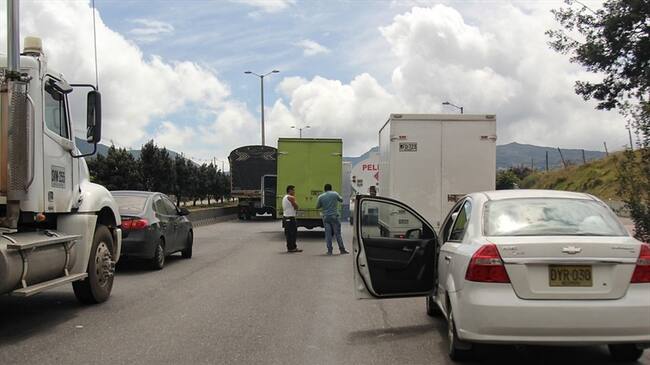 Conductores llevan dos noches y tres días estacionados en la vía Villavicencio. Foto: Colprensa