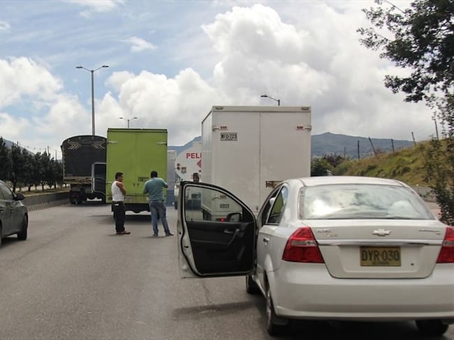 Conductores llevan dos noches y tres días estacionados en la vía Villavicencio. Foto: Colprensa