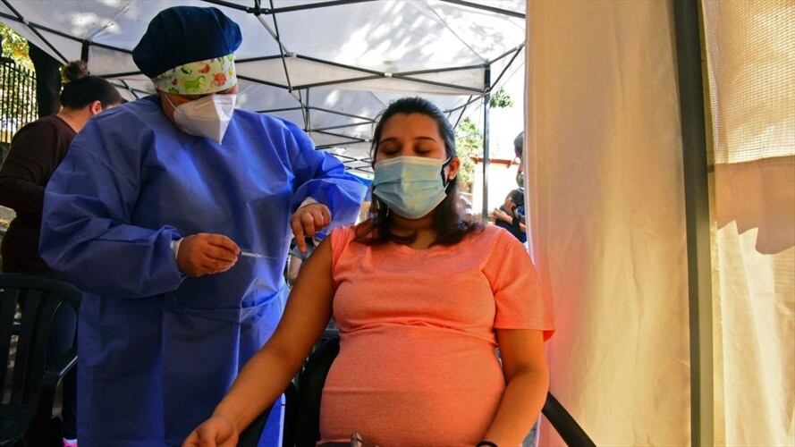 Vacunación en mujeres embarazadas contra el COVID-19. Foto: Getty Images