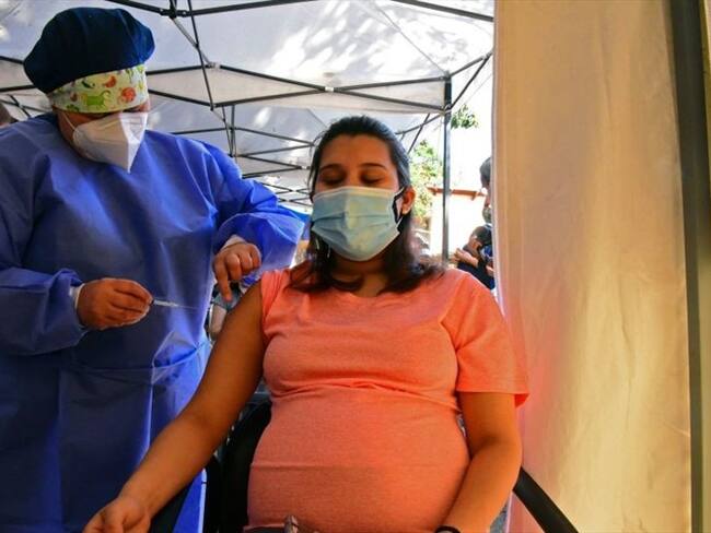 Vacunación en mujeres embarazadas contra el COVID-19. Foto: Getty Images