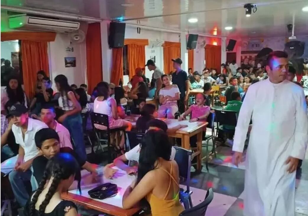 Sacerdote en la discoteca. Foto: Cortesía