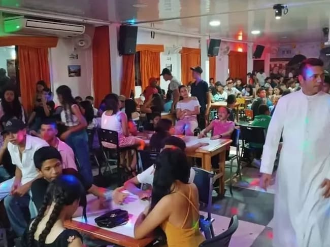 Sacerdote en la discoteca. Foto: Cortesía