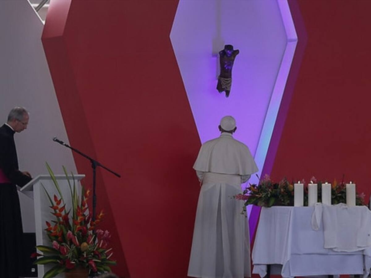 Francisco ora un minuto en silencio por las víctimas del conflicto colombiano